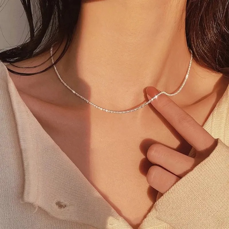 Collar plateado brillante