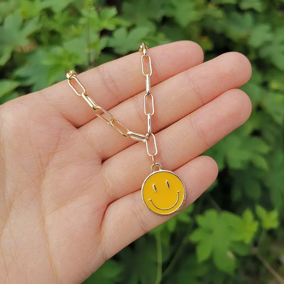 Collar de carita feliz amarilla