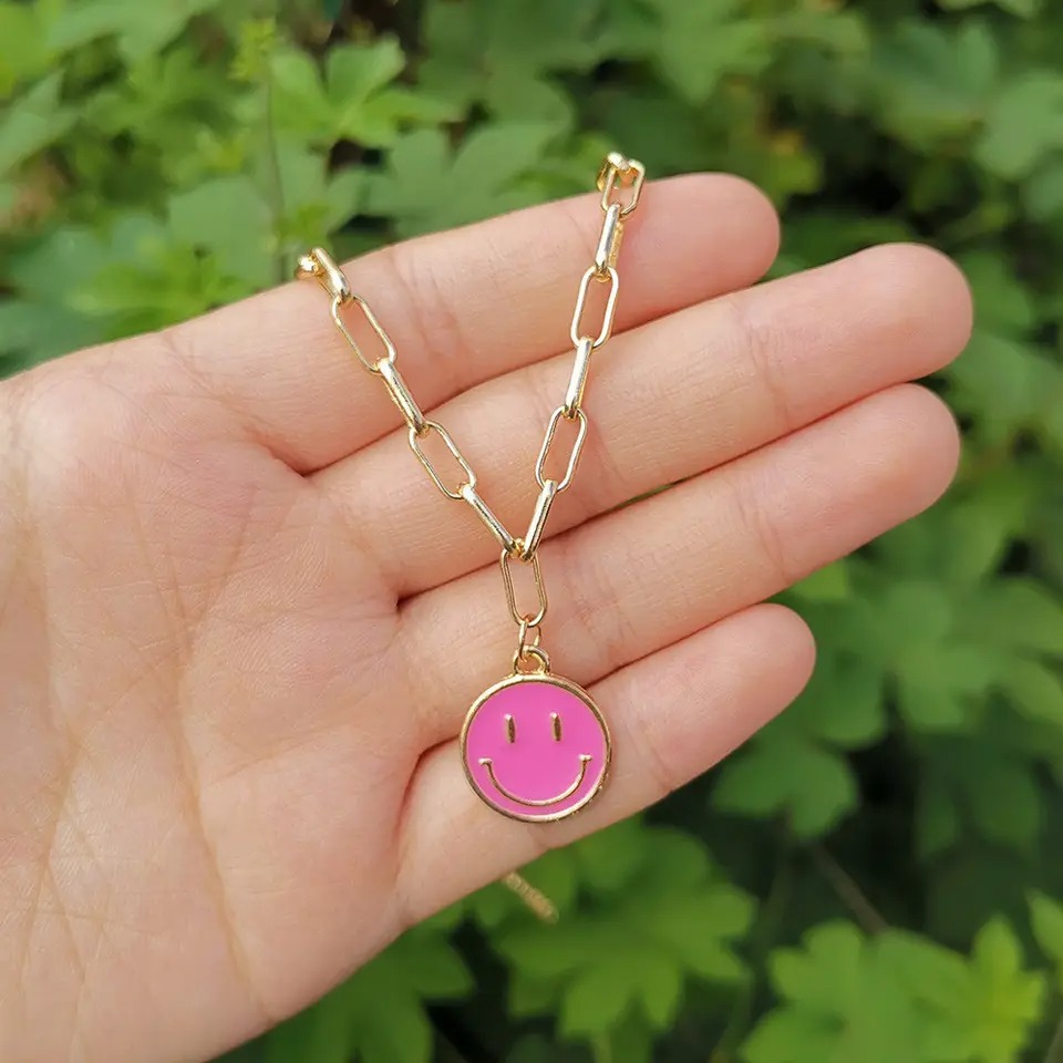 Collar de carita feliz rosada