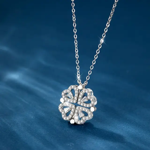 Collar de corazón y trébol plateado