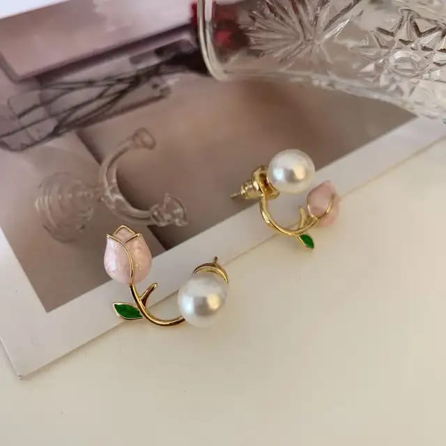 Aretes de tulipan rosado suave con perla