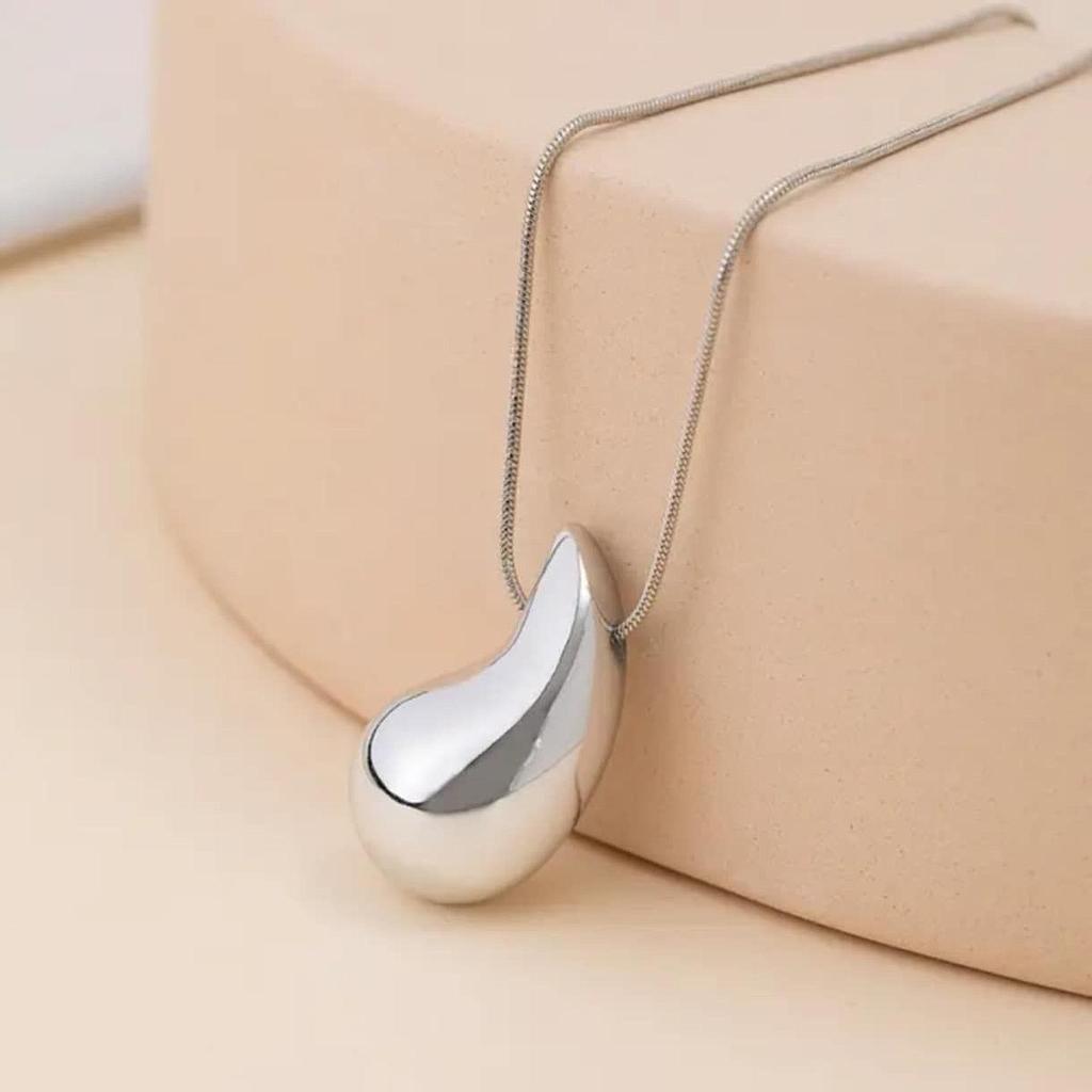 Collar de gota plateada