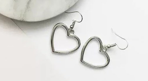 Arete de corazón plateado