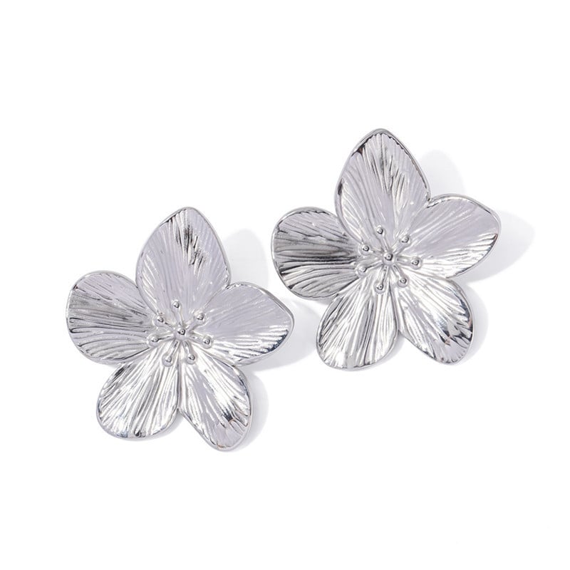 Aretes de flor plateada