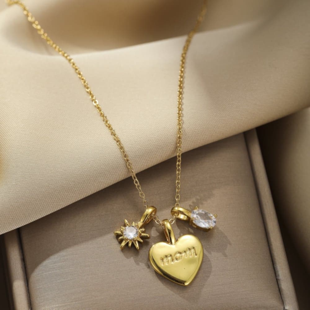 Collar de corazón mom dorado