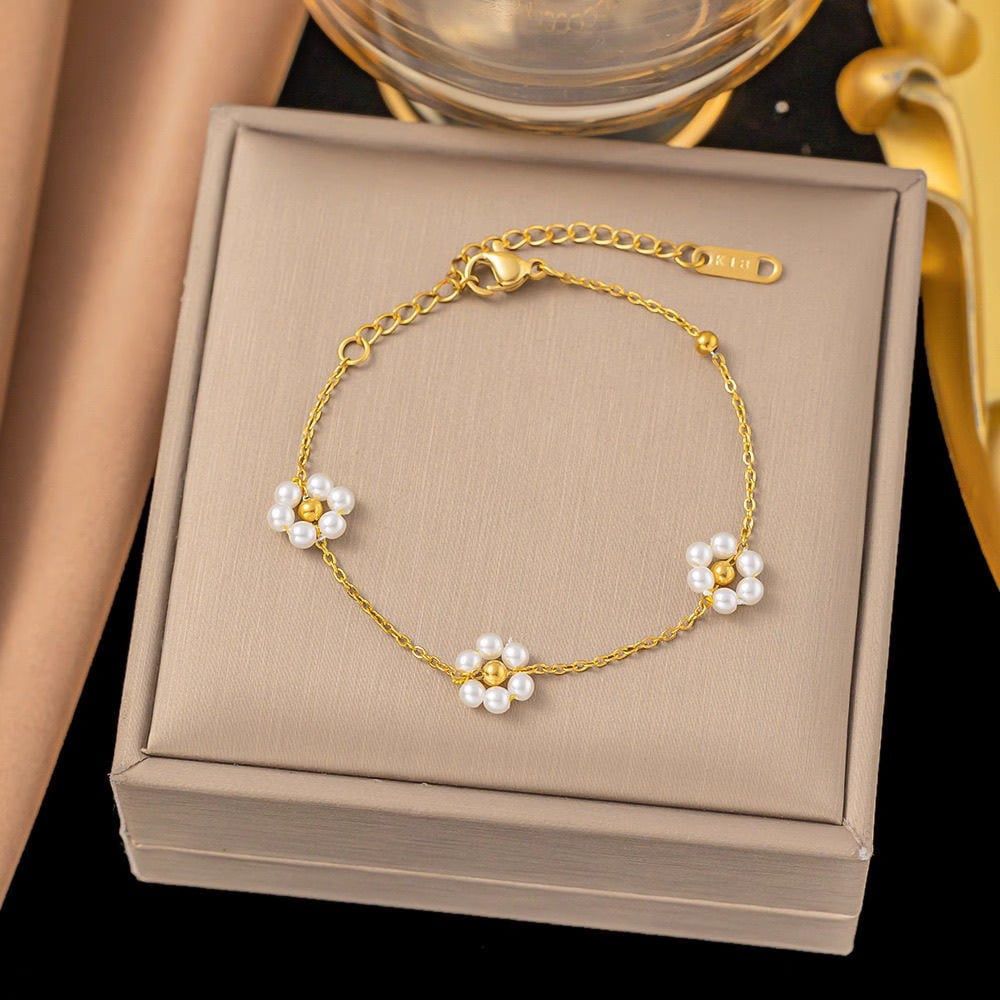 Pulsera de florecitas con perlitas blancas
