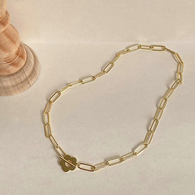 Cadena de flor dorada