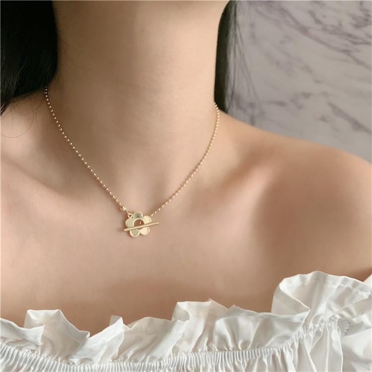 Collar de flor dorada