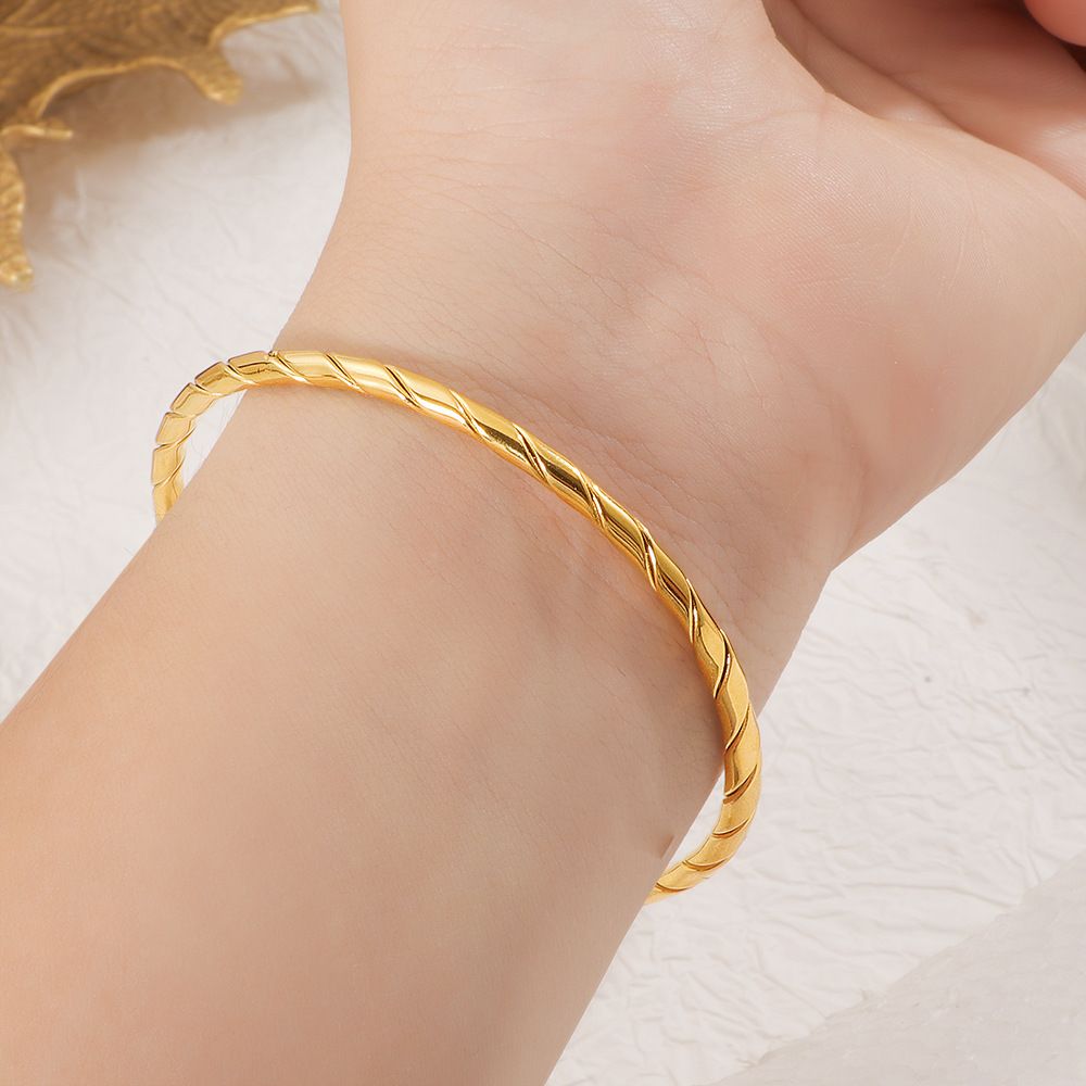 Brazalete dorado con baño de oro