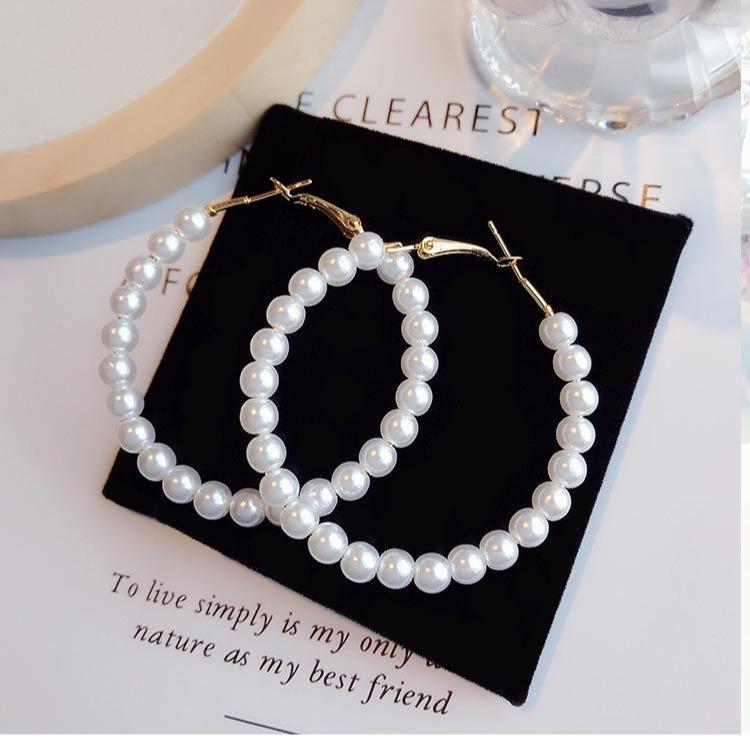 Argollas de perlas blancas