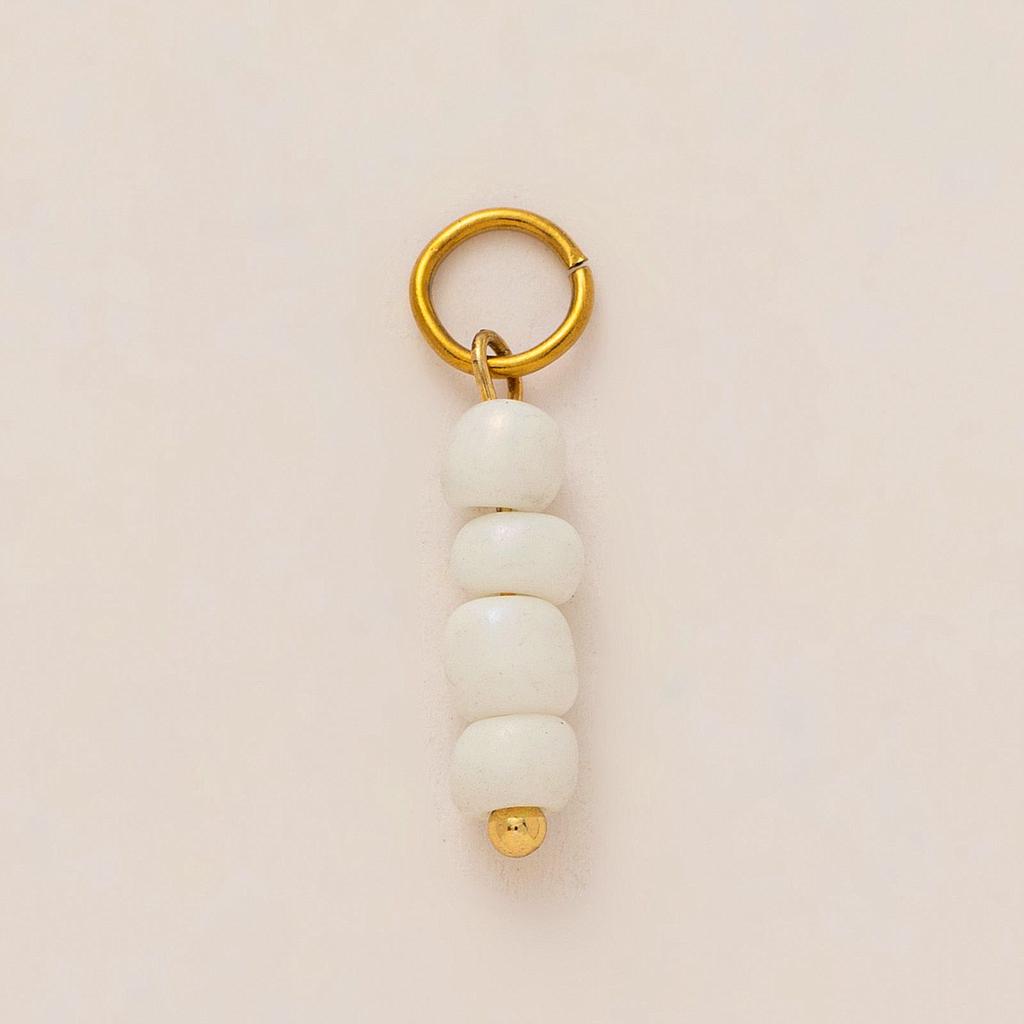 Charm de perlas blancas